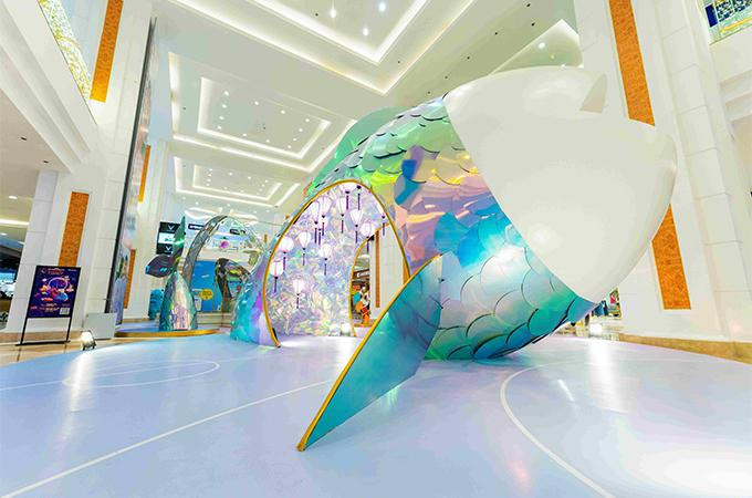 Vincom Mega Mall Royal City mang đến nhiều góc check-in độc, lạ chưa từng có trong Phi thuyền cá chép khổng lồ được kết từ 600 chiếc vảy phản quang ánh sáng với chiều dài lên tới 11 mét, cao gần 4 mét. Hình ảnh cá chép trông trăng được sáng tạo và cách điệu tinh tế, giao thoa giữa truyền thống và hiện đại mang đến cho giới trẻ những góc ảnh “triệu like”. Vincom Mega Mall Royal City mang đến nhiều góc check-in độc, lạ chưa từng có trong Phi thuyền cá chép khổng lồ được kết từ 600 chiếc vảy phản quang ánh sáng với chiều dài lên tới 11 mét, cao gần 4 mét. Hình ảnh cá chép trông trăng được sáng tạo và cách điệu tinh tế, giao thoa giữa truyền thống và hiện đại mang đến cho giới trẻ những góc ảnh “triệu like”.