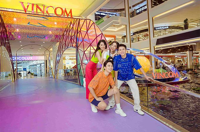 Các Hotface với trang phục mới nhất từ Zara check-in cực chất tại decor “Dòng sông ngân hà” tại Vincom Mega Mall Smart City Các Hotface với trang phục mới nhất từ Zara check-in cực chất tại decor “Dòng sông ngân hà” tại Vincom Mega Mall Smart City
