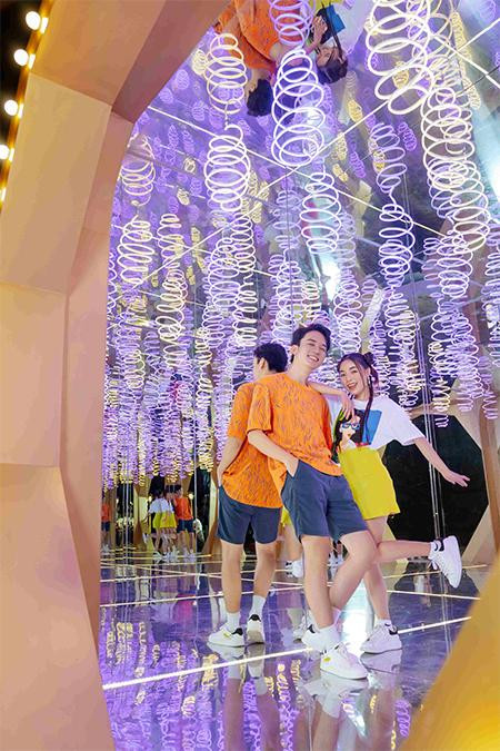 Mặt trăng khổng lồ nơi biển hồ Vincom Mega Mall Ocean Park gồm hệ gương và led neon bên trong tạo không gian check-in vô tận Mặt trăng khổng lồ nơi biển hồ Vincom Mega Mall Ocean Park gồm hệ gương và led neon bên trong tạo không gian check-in vô tận