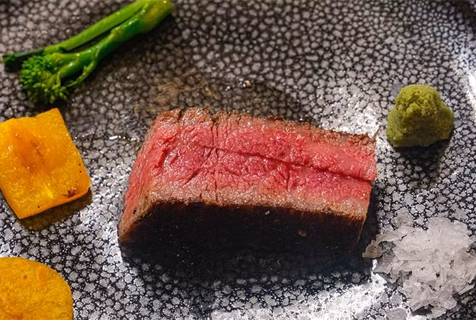 Ông Junichi Yoshida mang thịt bò Okinawa đến nhà hàng Koki