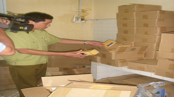 Lực lượng chức năng kiểm tra kho hàng của Công ty CP Thiết bị y tế Hoàng Gia