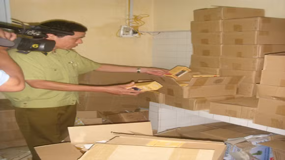 Lực lượng chức năng kiểm tra kho hàng của Công ty CP Thiết bị y tế Hoàng Gia