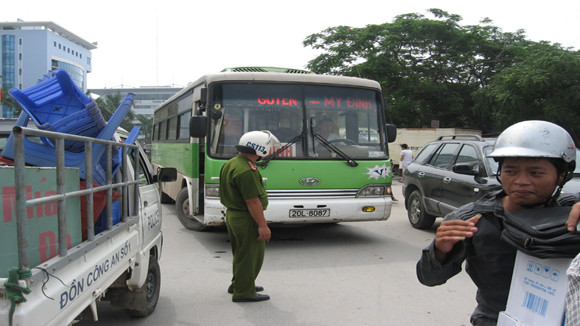 Lực lượng làm nhiệm vụ tại Bến xe Mỹ Đình kiên quyết xử lý chiếc xe khách gây mất trật tự ở bên ngoài bến