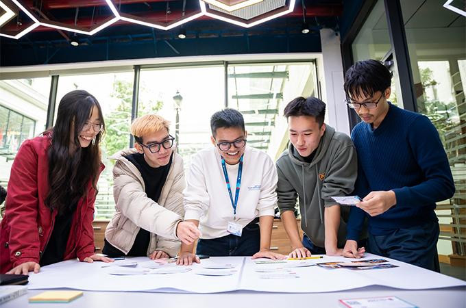 Các thiết kế không gian linh hoạt, sáng tạo tại Trung tâm khởi nghiệp E-Lab tại VinUni hỗ trỡ các nhu cầu về khu làm việc mở, hay nơi tổ chức hội thảo, chia sẻ ý tưởng, thiết kế mô hình cho các dự án của sinh viên. Các thiết kế không gian linh hoạt, sáng tạo tại Trung tâm khởi nghiệp E-Lab tại VinUni hỗ trỡ các nhu cầu về khu làm việc mở, hay nơi tổ chức hội thảo, chia sẻ ý tưởng, thiết kế mô hình cho các dự án của sinh viên.