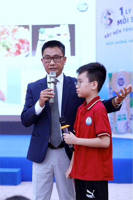 Bác sĩ Nguyễn Văn Cường - Chuyên gia dinh dưỡng của Cô Gái Hà Lan giải đáp các thắc mắc không biết hỏi ai của các em tiểu học về ăn uống như thế nào để đủ dinh dưỡng mỗi ngày Bác sĩ Nguyễn Văn Cường - Chuyên gia dinh dưỡng của Cô Gái Hà Lan giải đáp các thắc mắc không biết hỏi ai của các em tiểu học về ăn uống như thế nào để đủ dinh dưỡng mỗi ngày