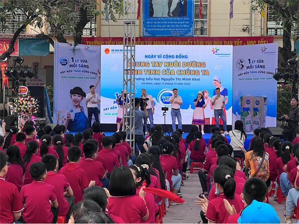 Hơn 200 nhân viên FrieslandCampina Việt Nam đã mang đến “Ngày vì cộng đồng” đầy ý nghĩa cho hàng nghìn học sinh tại Hà Nam và Bình Dương Hơn 200 nhân viên FrieslandCampina Việt Nam đã mang đến “Ngày vì cộng đồng” đầy ý nghĩa cho hàng nghìn học sinh tại Hà Nam và Bình Dương