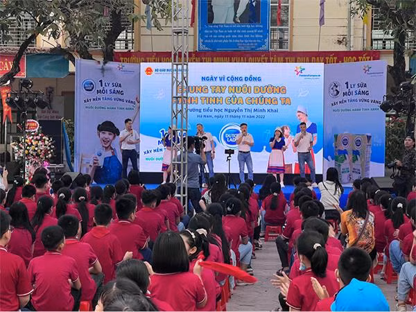 Hơn 200 nhân viên FrieslandCampina Việt Nam đã mang đến “Ngày vì cộng đồng” đầy ý nghĩa cho hàng nghìn học sinh tại Hà Nam và Bình Dương