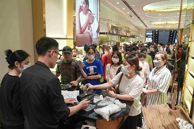 Khách hàng tấp nập xếp hàng dài mua sắm tại Vincom