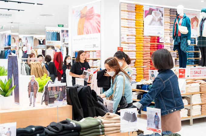 Uniqlo là một trong những thương hiệu dẫn đầu “đường đua”, tung ưu đãi tưng bừng đồng giá hàng loạt sản phẩm từ 199.000VNĐ