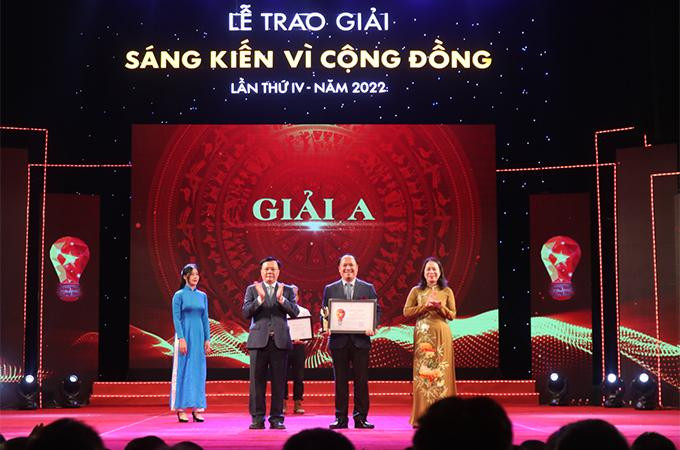 Ông Tạ Quốc Đan – Chủ nhiệm Chính trị MB đại diện nhận giải thưởng Ông Tạ Quốc Đan – Chủ nhiệm Chính trị MB đại diện nhận giải thưởng