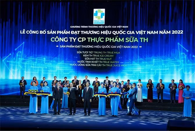 Thương hiệu quốc gia là sự công nhận chất lượng, uy tín cũng như nỗ lực sáng tạo và tiên phong của TH trong hành trình phát triển các sản phẩm có giá trị cốt lõi “Vì sức khỏe cộng đồng”, “Hoàn toàn từ thiên nhiên”.