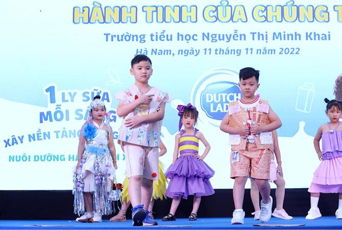 Nâng cao nhận thức của học sinh về việc bảo vệ môi trường thông qua các hoạt động sáng tạo từ như trình diễn thời trang từ rác tái chế.... Nâng cao nhận thức của học sinh về việc bảo vệ môi trường thông qua các hoạt động sáng tạo từ như trình diễn thời trang từ rác tái chế....