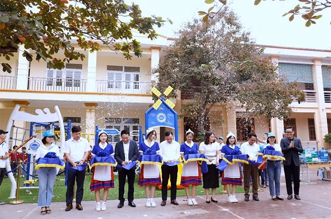 Sân chơi “Ngại gì thử thách” giúp các em học sinh có thêm cơ hội để rèn luyện sức khoẻ, nâng cao thể chất, xây dựng tinh thần sẵn sàng chấp nhận và vượt qua thử thách để luôn vươn cao, vượt trội