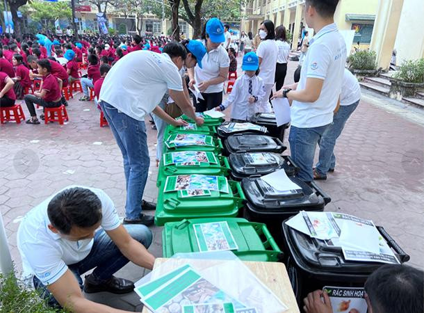 Tập thể nhân viên từ nhãn hàng sữa Cô Gái Hà Lan tặng thùng rác cho hai trường tiểu học, giúp các em học sinh phân loại rác tại nguồn Tập thể nhân viên từ nhãn hàng sữa Cô Gái Hà Lan tặng thùng rác cho hai trường tiểu học, giúp các em học sinh phân loại rác tại nguồn