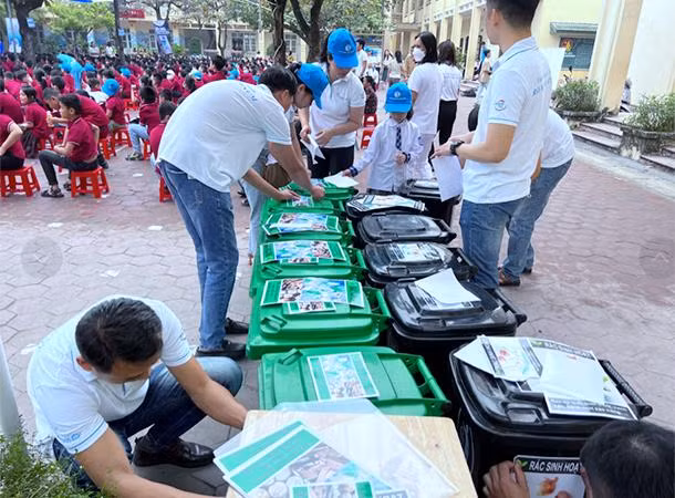 Tập thể nhân viên từ nhãn hàng sữa Cô Gái Hà Lan tặng thùng rác cho hai trường tiểu học, giúp các em học sinh phân loại rác tại nguồn
