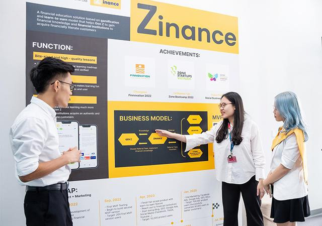 Zinance là giải pháp giáo dục tài chính dành cho giới trẻ do Nguyễn Lưu Anh Tuấn, sinh viên Viện Kỹ thuật và Khoa học Máy tính VinUni sáng lập. Giải pháp được sáng tạo dựa trên mô hình “gamification” (game hóa) và “learn-to-earn” (học để nhận quà) nhằm mang đến những trải nghiệm học tập thú vị cho người dùng. Zinance vừa qua đã đạt giải Quán quân của cuộc thi cấp quốc gia về Khởi nghiệp Finnovation 2022. Zinance là giải pháp giáo dục tài chính dành cho giới trẻ do Nguyễn Lưu Anh Tuấn, sinh viên Viện Kỹ thuật và Khoa học Máy tính VinUni sáng lập. Giải pháp được sáng tạo dựa trên mô hình “gamification” (game hóa) và “learn-to-earn” (học để nhận quà) nhằm mang đến những trải nghiệm học tập thú vị cho người dùng. Zinance vừa qua đã đạt giải Quán quân của cuộc thi cấp quốc gia về Khởi nghiệp Finnovation 2022.