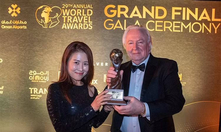 Đại diện Hotel de la Coupole- MGallery nhận giải tại World Travel Awards thế giới 2022