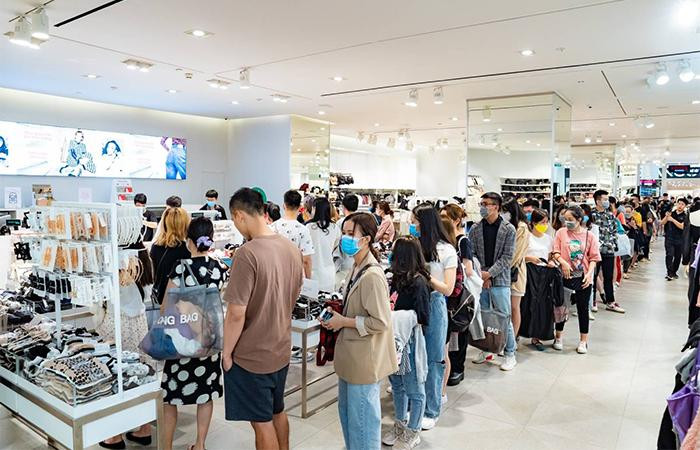 Hàng nghìn lượt khách xếp hàng tham gia vào Đường đua Meowrathon Mega Sale dịp Vincom Black Friday 2022