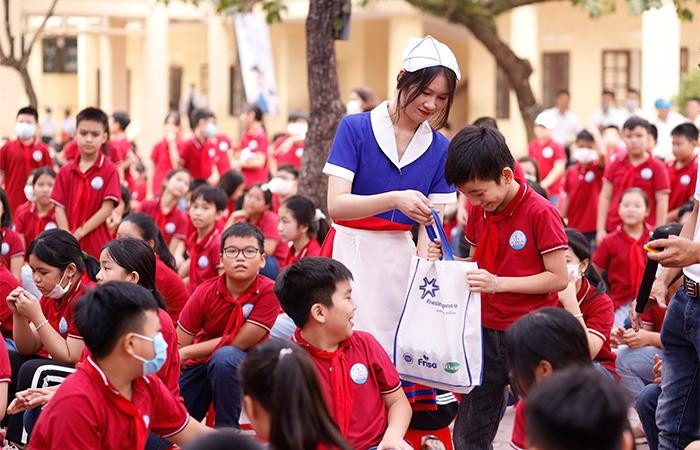 Cô Gái Hà Lan trao tặng món quà dinh dưỡng từ sữa để các em luôn có khởi đầu vững vàng, sẵn sàng đạt thành tích tốt trong học tập Cô Gái Hà Lan trao tặng món quà dinh dưỡng từ sữa để các em luôn có khởi đầu vững vàng, sẵn sàng đạt thành tích tốt trong học tập