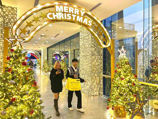 Không gian trang hoàng lộng lẫy hứa hẹn sẽ đem đến mùa Vũ hội Giáng sinh rực rỡ, lung linh sắc màu tại tất cả hệ thống TTTM Vincom
