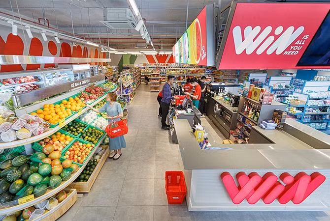 Điểm nhấn bên trong cửa hàng WIN là quầy đảo và khu vực thanh toán trung tâm được thiết kế 360 độ, thực hiện thanh toán thuận tiện và nhanh chóng tất cả các đơn hàng