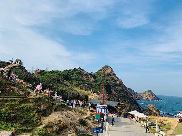 Eo Gió hút hàng vạn lượt khách du xuân đầu năm Eo Gió hút hàng vạn lượt khách du xuân đầu năm