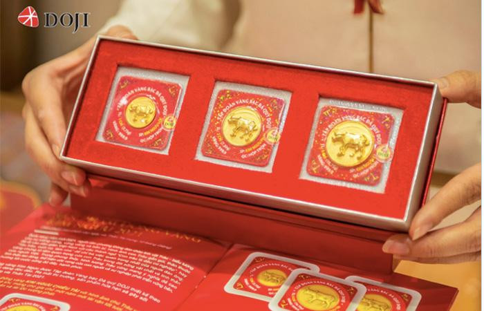 Sản phẩm Đồng vàng Kim Ngưu Phát Lộc biểu tượng cho sự vững vàng, mạnh mẽ mang tới vạn sự may mắn, thuận lợi, phú quý phát tài cho người sở hữu. Sản phẩm Đồng vàng Kim Ngưu Phát Lộc biểu tượng cho sự vững vàng, mạnh mẽ mang tới vạn sự may mắn, thuận lợi, phú quý phát tài cho người sở hữu.