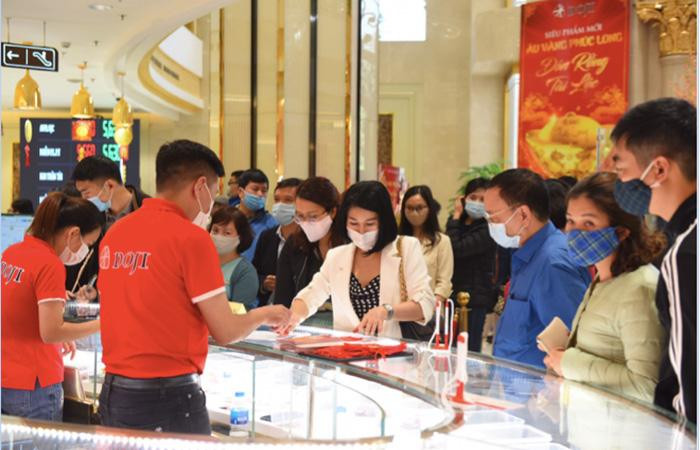 Khách hàng trải nghiệm mua sắm tại DOJI Tower