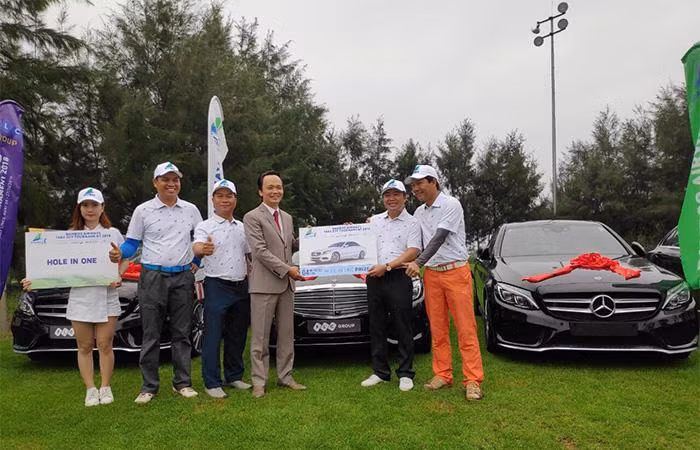 Chủ tịch Tập đoàn FLC – Ông Trịnh Văn Quyết trao giải thưởng cho golfer Cao Xuân Hùng ngay tại giải đấu Chủ tịch Tập đoàn FLC – Ông Trịnh Văn Quyết trao giải thưởng cho golfer Cao Xuân Hùng ngay tại giải đấu