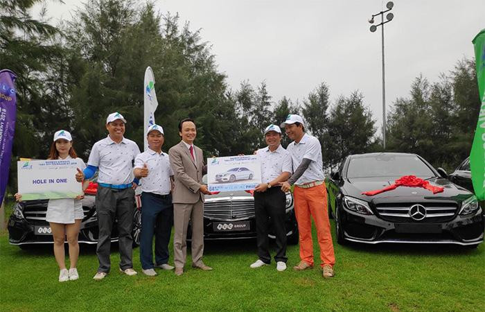 Chủ tịch Tập đoàn FLC – Ông Trịnh Văn Quyết trao giải thưởng cho golfer Cao Xuân Hùng ngay tại giải đấu Chủ tịch Tập đoàn FLC – Ông Trịnh Văn Quyết trao giải thưởng cho golfer Cao Xuân Hùng ngay tại giải đấu