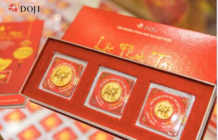 Sản phẩm đồng vàng Kim Ngưu Chiêu Tài với hình ảnh chú Trâu vàng được cách điệu, tràn đầy nhuệ khí, mang cho gia chủ một năm mới tài vận tốt tươi, sự nghiệp vững bền và tài lộc vượng phát. Sản phẩm đồng vàng Kim Ngưu Chiêu Tài với hình ảnh chú Trâu vàng được cách điệu, tràn đầy nhuệ khí, mang cho gia chủ một năm mới tài vận tốt tươi, sự nghiệp vững bền và tài lộc vượng phát.