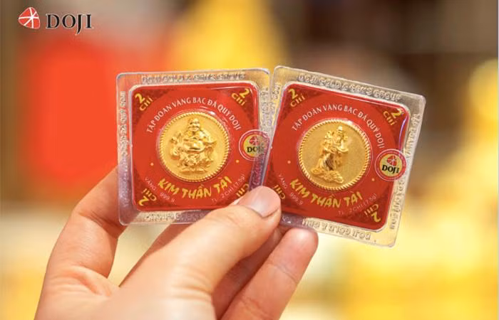 Một lựa chọn khác cho khách hàng đối với dòng sản phẩm vàng ép vỉ 999.9 là đồng vàng Thần Tài Thịnh Vượng, Thần Tài Đại Phất. Ông Thần Tài có nụ cười hiền từ, nhân hậu hiện diện cho sự phú quý, bình an giúp cho gia đình êm ấm, kinh doanh phát tài phát lộc. Một lựa chọn khác cho khách hàng đối với dòng sản phẩm vàng ép vỉ 999.9 là đồng vàng Thần Tài Thịnh Vượng, Thần Tài Đại Phất. Ông Thần Tài có nụ cười hiền từ, nhân hậu hiện diện cho sự phú quý, bình an giúp cho gia đình êm ấm, kinh doanh phát tài phát lộc.