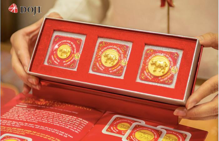 Sản phẩm đồng vàng Kim Ngưu Phát Lộc với hình ảnh chú Trâu tả thực vững vàng, mạnh mẽ như lời chúc cho vạn sự may mắn, thuận lợi, phú quý phát tài cho người sở hữu.