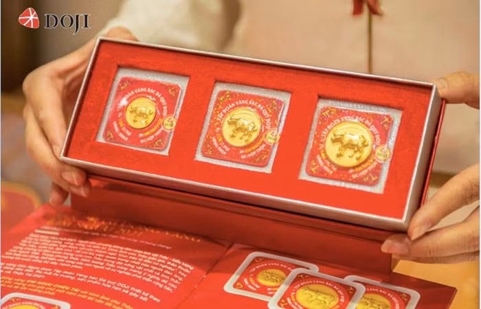 Sản phẩm đồng vàng Kim Ngưu Phát Lộc với hình ảnh chú Trâu tả thực vững vàng, mạnh mẽ như lời chúc cho vạn sự may mắn, thuận lợi, phú quý phát tài cho người sở hữu. Sản phẩm đồng vàng Kim Ngưu Phát Lộc với hình ảnh chú Trâu tả thực vững vàng, mạnh mẽ như lời chúc cho vạn sự may mắn, thuận lợi, phú quý phát tài cho người sở hữu.