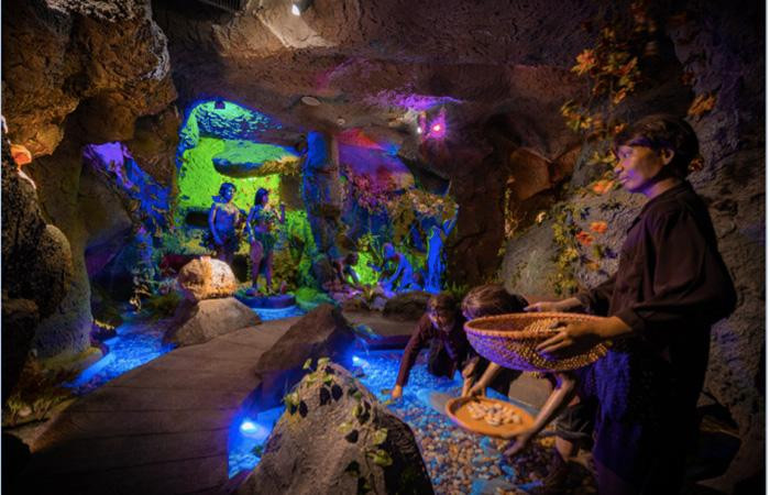 Khách hàng được trải nghiệm một không gian đặc biệt, mô phỏng từng hoạt động của việc khai thác và chế tác đá quý được minh họa sống động, kết hợp cùng cảnh quan trang trí chân thật...