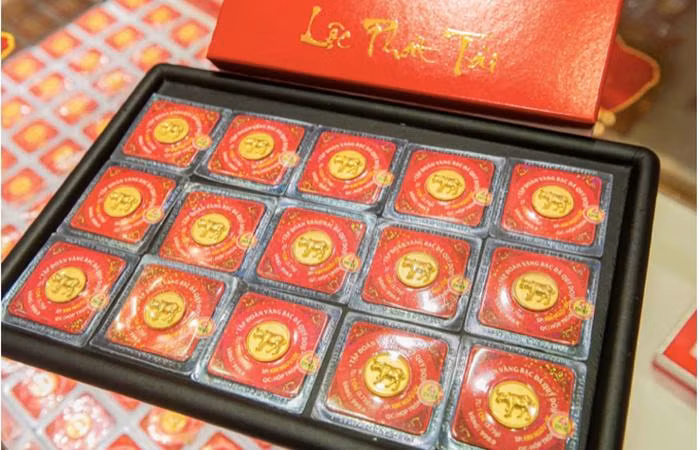 Hàng trăm ngàn sản phẩm vàng phục vụ ngày Thần Tài đã được Tập đoàn DOJI chính thức bày bán tại hệ thống gần 200 cửa hàng của DOJI và Thế Giới Kim cương và hơn 400 đại lý trên toàn quốc. Hàng trăm ngàn sản phẩm vàng phục vụ ngày Thần Tài đã được Tập đoàn DOJI chính thức bày bán tại hệ thống gần 200 cửa hàng của DOJI và Thế Giới Kim cương và hơn 400 đại lý trên toàn quốc.