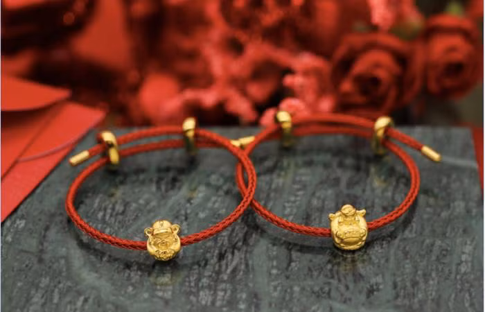 Những thiết kế Charm Vàng 24K có biểu tượng phong thủy may mắn như Ngưu Vàng, Thần Tài của DOJI thu hút sự quan tâm của nhiều khách hàng trẻ. Những thiết kế Charm Vàng 24K có biểu tượng phong thủy may mắn như Ngưu Vàng, Thần Tài của DOJI thu hút sự quan tâm của nhiều khách hàng trẻ.