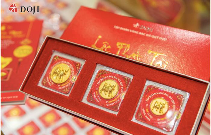 Sản phẩm Đồng vàng Kim Ngưu Chiêu Tài mang tới nhuệ khí cho gia chủ, khởi đầu một năm mới tài vận tốt tươi, sự nghiệp vững bền và tài lộc vượng phát. Sản phẩm Đồng vàng Kim Ngưu Chiêu Tài mang tới nhuệ khí cho gia chủ, khởi đầu một năm mới tài vận tốt tươi, sự nghiệp vững bền và tài lộc vượng phát.