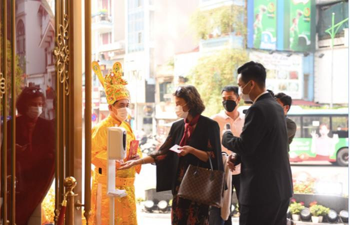 Trung tâm DOJI Tower trang bị máy khử khuẩn tự động cho khách hàng