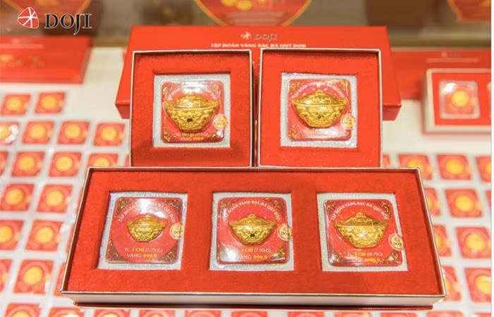 Âu Vàng Phúc Long 999.9 với hình ảnh “Song Long chầu Nhật” được chế tác tinh xảo, giá trị thẩm mỹ cao, hàm lượng vàng chuẩn tuyệt đối. Đây là vật phẩm đắc lực giúp gia chủ khẳng định uy thế, đón cát khí, chiêu tài lộc, hưởng may mắn tài vận cuồn cuộn không ngừng. Âu Vàng Phúc Long 999.9 với hình ảnh “Song Long chầu Nhật” được chế tác tinh xảo, giá trị thẩm mỹ cao, hàm lượng vàng chuẩn tuyệt đối. Đây là vật phẩm đắc lực giúp gia chủ khẳng định uy thế, đón cát khí, chiêu tài lộc, hưởng may mắn tài vận cuồn cuộn không ngừng.