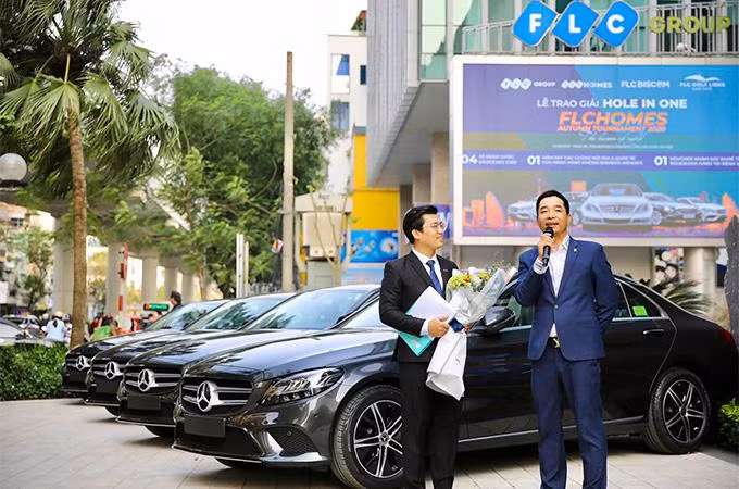 Golfer Nguyễn Thanh Anh phát biểu tại lễ trao giải Hole-in-one của giải FLCHomes Autumn Tournament 2020