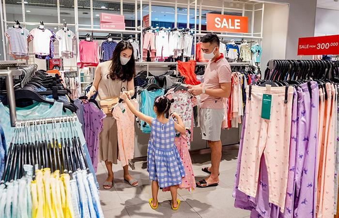 Người dân sắm Tết trong những ngày cuối năm, nghiêm túc thực hiện các biện pháp phòng dịch