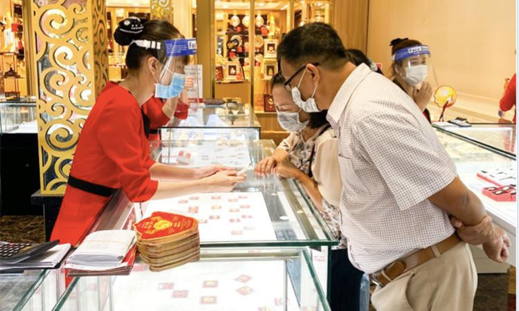 Riêng các Trung tâm, cửa hàng của DOJI trong vùng dịch, các tư vấn viên đều sử dụng khẩu trang ngăn giọt bắn.