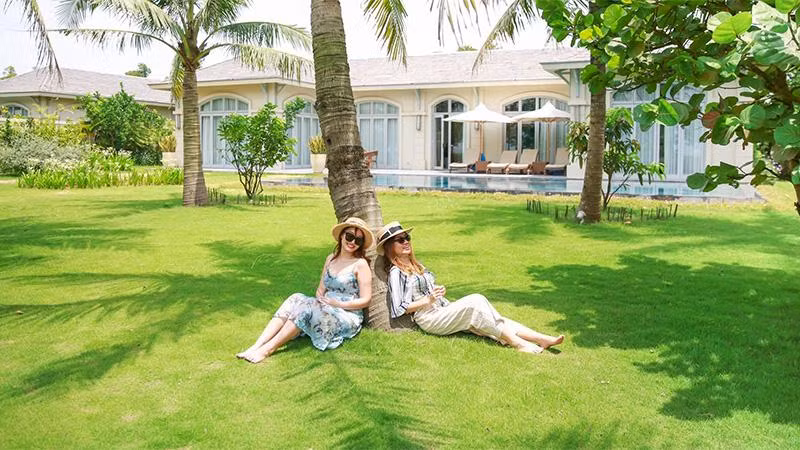 Không gian tự nhiên thoáng đãng tại villa là “liều thuốc quý giá” thời giãn cách (Ảnh: FLC Sầm Sơn)