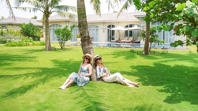 Không gian tự nhiên thoáng đãng tại villa là “liều thuốc quý giá” thời giãn cách (Ảnh: FLC Sầm Sơn)