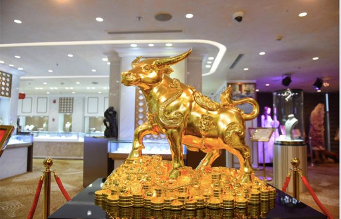 Bảo vật Kim Ngưu Vương Bảo bằng vàng nguyên chất 999.9, nặng 20 kg được chế tác tinh xảo, là biểu tượng đặc biệt để đón năm Tân Sửu 2021 may mắn và thịnh vượng