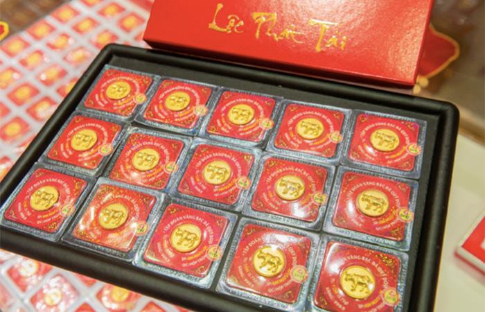Sản phẩm bán chạy nhất trong “Lễ hội Vàng” tại DOJI năm nay chính là sản phẩm Vàng ép vỉ Kim Ngưu – biểu tượng của năm, như: Kim Ngưu Chiêu Tài, Kim Ngưu Phát Lộc.