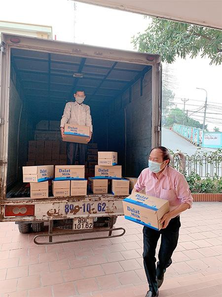 Các sản phẩm đồ uống tươi sạch của TH đã đến tay người cách ly và lực lượng y tế tại Chí Linh (Hải Dương) và Quảng Ninh. Trong ảnh, sữa Dalatmilk được chuyển tới trụ sở Mặt trận Tổ quốc, để từ đó phân bổ đi các nơi cần trong hoàn cảnh dịch bệnh.