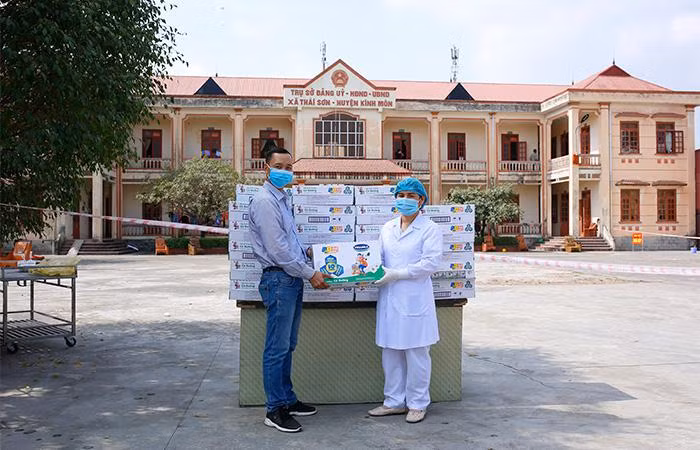 Gần 300 thùng sữa cũng đã được Vinamilk chuyển đến tận tay các em học sinh tại các điểm cách ly tập trung ngay tại “tâm dịch” Hải Dương trong ngày 05/02