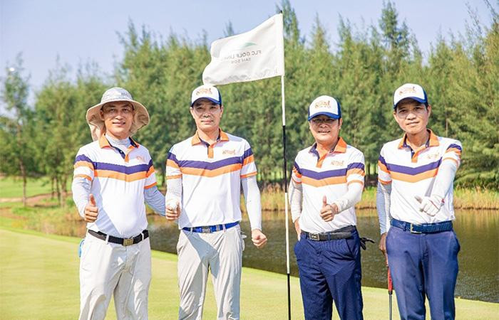 Golfer Nguyễn Thanh Anh (thứ hai từ trái sang) cùng các thành viên trong nhóm Golfer Nguyễn Thanh Anh (thứ hai từ trái sang) cùng các thành viên trong nhóm
